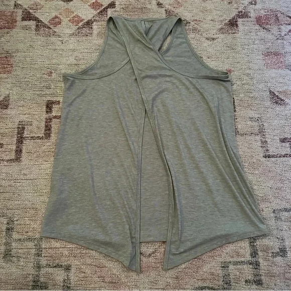 Athleta Essence Tie Back Racerback Tank Top Size M Exercise Athletic Yoga - Picture 10 of 16